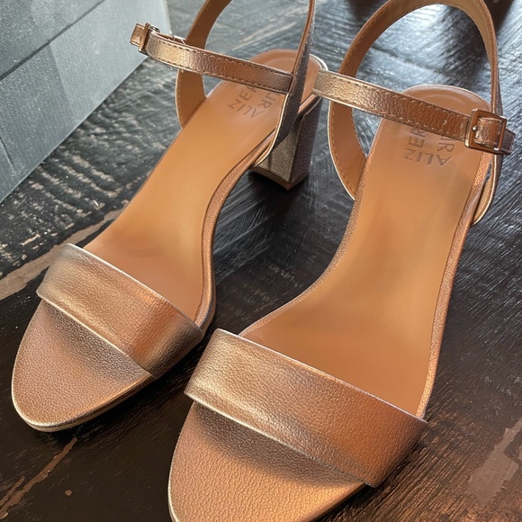 Naturalizer Bristol sandal in Warm silver leather. Size 8.5. - Picture 3 of 6